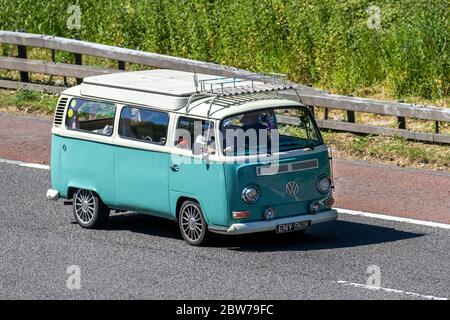 1971 70s blau weiß 1600cc VW Volkswagen Camper Van; VW Volkswagen Caravans und Wohnmobile, Campervans auf britischen Straßen, Wohnmobil Freizeitfahrzeug, Familienurlaub, Caravanette Urlaub, Touring Caravan Urlaub, kombi van Umbauten, Vanagon autohome, Dormobile Leben auf der Straße, Stockfoto