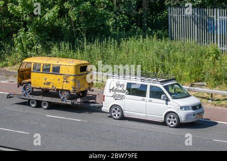 1960s 60er Jahre alt verrostet VW Volkswagen kombi Restaurierungsprojekt seltene Scheune oder Garage Fund, Fahrzeug Restaurierungsprojekt, 60s verrostet altes Wrack, Wiederherstellung Oldtimer auf PKW-Anhänger; UK Fahrzeug Verkehr, Wohnmobil Transport, autohome Autos, auf der Autobahn 3 Lane M6. Stockfoto