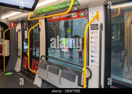 Sydney, Australien. Samstag, 30. Mai 2020. Eine Sydney Tram am Circular Quay, die soziale Distanzen auf den Sitzen und Bodenbereichen für Passagiere zeigt, da Covid -19 Rückführungen erleichtert. Credit Paul Lovelace/ Alamy Live News Stockfoto