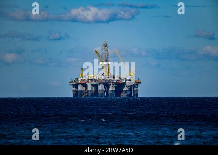 Öl Gas Bohrgerät Plattform im Meer mit blauen Ozeanwolken und sonnigen Tag Stockfoto