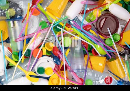 Einmal-Plastikgegenstände wie Flaschen, Tassen, Gabeln, Löffel und Trinkhalme, die Umweltverschmutzung verursachen Stockfoto