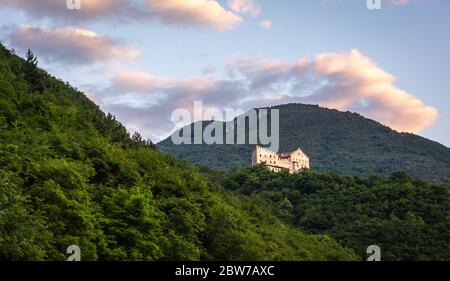 Schloss Monreale in San Michele all'adige, Etschtal - Norditalien - mittelalterliche Burg Königsberg Stockfoto