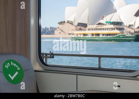 Sydney, Australien. Samstag, 30. Mai 2020. Eine Sydney Fähre von Rose Bay in Sydneys östlichen Vororten zum Circular Quay, die soziale Distanzen auf Sitzen und Bodenbereichen für Passagiere zeigt, da Covid -19 Rückführungen erleichtert. Credit Paul Lovelace/ Alamy Live News Stockfoto