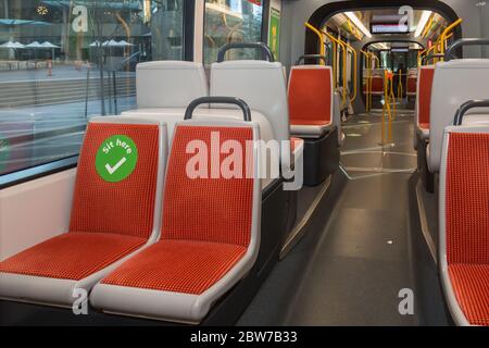 Sydney, Australien. Samstag, 30. Mai 2020. Eine Sydney Tram am Circular Quay, die soziale Distanzen auf den Sitzen und Bodenbereichen für Passagiere zeigt, da Covid -19 Rückführungen erleichtert. Credit Paul Lovelace/ Alamy Live News Stockfoto