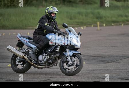 Biker fahren ein Motorrad fährt entlang der Asphaltstraße Stockfoto