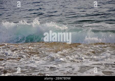Welle trifft auf Felsen. Wilde Wellen bei stürmischem Wetter. Stockfoto