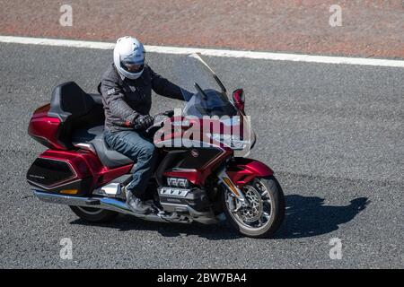 Red Honda Goldwing; Motorradfahrer; zweirädriger Transport, Motorräder, Fahrzeug, Straßen, Motorräder, Radfahrer fahren auf der M6 Autobahn Chorley, Großbritannien Stockfoto