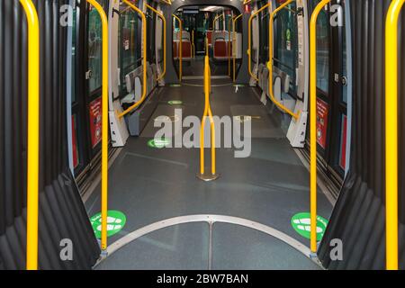 Sydney, Australien. Samstag, 30. Mai 2020. Eine Sydney Tram am Circular Quay, die soziale Distanzen auf den Sitzen und Bodenbereichen für Passagiere zeigt, da Covid -19 Rückführungen erleichtert. Credit Paul Lovelace/ Alamy Live News Stockfoto