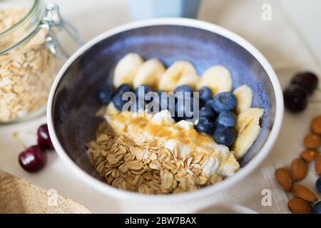 Gesundes Frühstück mit Beeren, Joghurt und Haferflocken. Stockfoto