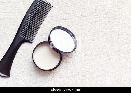 Männer Haarprodukt Paste mit schwarzem Kamm isoliert auf weißem Hintergrund Stockfoto