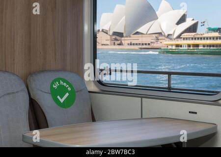 Sydney, Australien. Samstag, 30. Mai 2020. Eine Sydney Fähre von Rose Bay in Sydneys östlichen Vororten zum Circular Quay, die soziale Distanzen auf Sitzen und Bodenbereichen für Passagiere zeigt, da Covid -19 Rückführungen erleichtert. Credit Paul Lovelace/ Alamy Live News Stockfoto