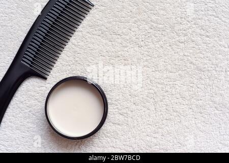 Männer Haarprodukt Paste mit schwarzem Kamm isoliert auf weißem Hintergrund Stockfoto