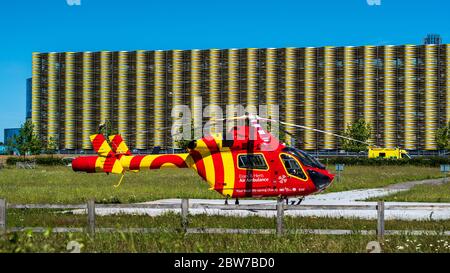 Hubschrauber Ambulance Cambridge. Die Essex & Herts Air Ambulance wartet am Cambridge Addebrookes Hospital Helipad. McDonnell Douglas MD902 Explorer Stockfoto