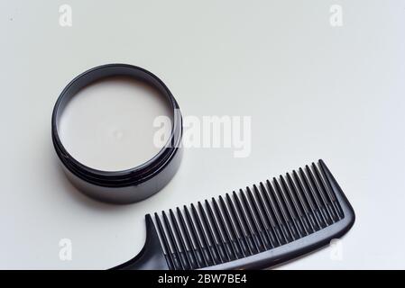 Männer Haarprodukt Paste mit schwarzem Kamm isoliert auf weißem Hintergrund Stockfoto