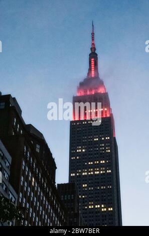 Die Lichter am Empire State Building blinken während der Covid-19 Pandemie in den USA rot Stockfoto