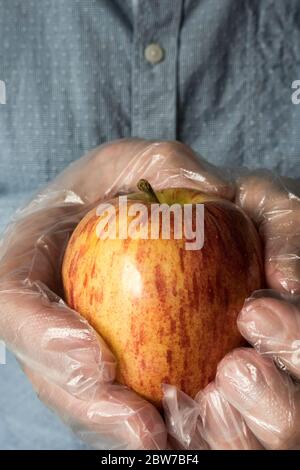 Mann, der während der Covid-19-Pandemie nach frischem Obst kauft, trägt Plastikhandschuhe, USA 2020 Stockfoto