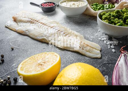 Kabeljau Fisch für englisch traditionell Fisch und Chips Zutaten Bierteig, Kartoffel, Tatar-Sauce, Minze Mushy Erbsen, Zitrone, Schalotte, Minze, Knoblauch, Salz, Stockfoto