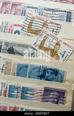 Vintage Briefmarken in einem Stock Book, USA Stockfoto
