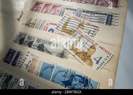 Vintage Briefmarken in einem Stock Book, USA Stockfoto