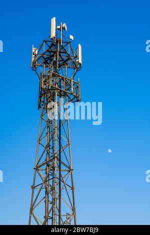 Mobilfunksender Mast UK. Basisstation für mobile Telekommunikation. Stockfoto