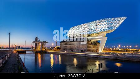 Ein kontextbezogener Blick auf das Antwerpener Hafenhaus von Zaha Hadid kurz nach Sonnenuntergang. Stockfoto