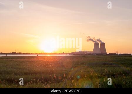 Sonnenuntergang über dem Atomreaktor von Doel im Hafen von Antwerpen, Belgien. Stockfoto