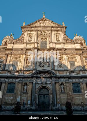 Außenansicht der Sint-Carolus Borromeus Kirche im Zentrum von Antwerpen. Stockfoto