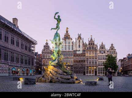 Tourist, der einen Foto vom Brabo-Brunnen auf dem Grote Markt von Antwerpen gemacht hat. Stockfoto