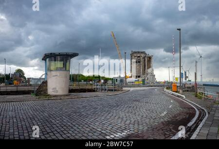 Altes Getreidelager SAGMA wird abgerissen, um Platz für eine Erweiterung der Antwerpener ringstraße zu machen. Stockfoto