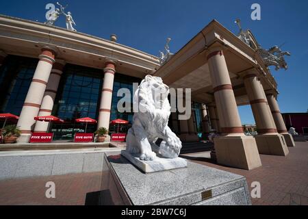 Manchester, Großbritannien. Mai 2020. Das Bild zeigt eine Statue eines Löwen im INTU Trafford Centre in Manchester, die Details darüber veröffentlicht hat Stockfoto