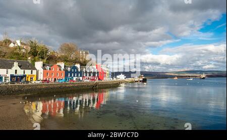 Die malerische Stadt Tobermory, Schottland, kurz vor Sonnenuntergang Stockfoto