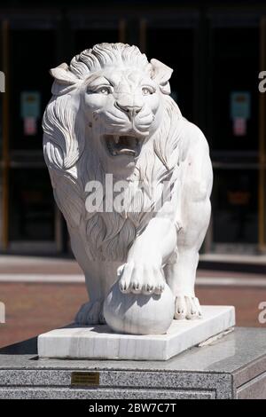 Manchester, Großbritannien. Mai 2020. Das Bild zeigt eine Statue eines Löwen im INTU Trafford Centre in Manchester, die Details darüber veröffentlicht hat Stockfoto