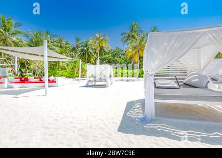 Baldachin auf exotischen Strand Szene. Weiße Stranddächer. Luxus Strandzelte in einem tropischen Resort. Tolle tropische Strandszene mit weißem Baldachin Stockfoto