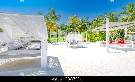 Baldachin auf exotischen Strand Szene. Weiße Stranddächer. Luxus Strandzelte in einem tropischen Resort. Tolle tropische Strandszene mit weißem Baldachin Stockfoto