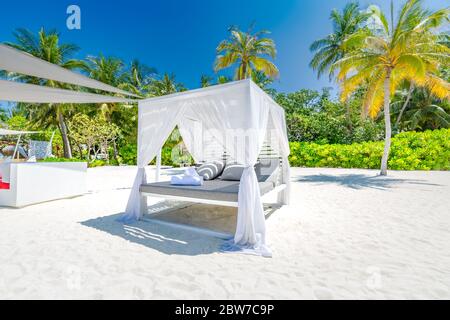 Baldachin auf exotischen Strand Szene. Weiße Stranddächer. Luxus Strandzelte in einem tropischen Resort. Tolle tropische Strandszene mit weißem Baldachin Stockfoto