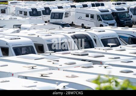Leyland, Großbritannien. Mai 2020. Bild zeigt Wohnwagen und Moto-Häuser zum Verkauf in einem Autohaus in Leyland in Lancashire als Reisemobil und Wohnwagen Händler Stockfoto