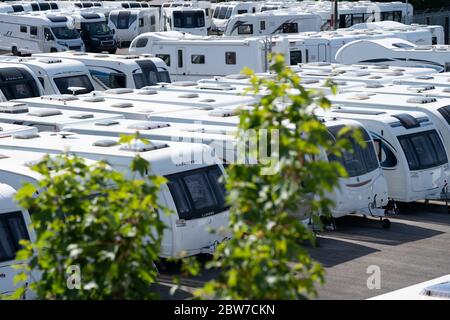 Leyland, Großbritannien. Mai 2020. Bild zeigt Wohnwagen und Moto-Häuser zum Verkauf in einem Autohaus in Leyland in Lancashire als Reisemobil und Wohnwagen Händler Stockfoto