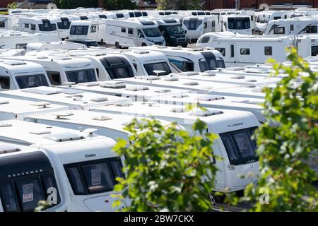 Leyland, Großbritannien. Mai 2020. Bild zeigt Wohnwagen und Moto-Häuser zum Verkauf in einem Autohaus in Leyland in Lancashire als Reisemobil und Wohnwagen Händler Stockfoto