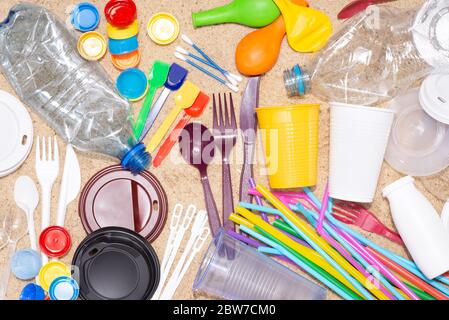 Einweg-Plastikflaschen, -Tassen, -Gabeln, -Löffel und -Trinkhalme, die Umweltverschmutzung verursachen Stockfoto