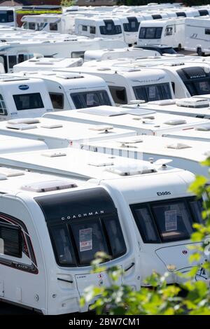 Leyland, Großbritannien. Mai 2020. Bild zeigt Wohnwagen und Moto-Häuser zum Verkauf in einem Autohaus in Leyland in Lancashire als Reisemobil und Wohnwagen Händler Stockfoto