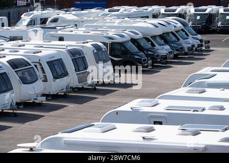 Leyland, Großbritannien. Mai 2020. Bild zeigt Wohnwagen und Moto-Häuser zum Verkauf in einem Autohaus in Leyland in Lancashire als Reisemobil und Wohnwagen Händler Stockfoto