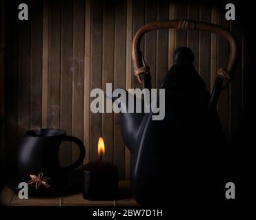 Entspannende Zeit mit heißem Getränk und Kerzenlicht Atmosphäre Stockfoto