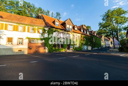 Ein kleines Hotel an der Straße. Mit Efeu bedeckte Wände. Stadtrundfahrt. Ein charmantes Hotel. Abend in der Stadt. Eingang von der Straße. Die Fassade ist Bucht Stockfoto