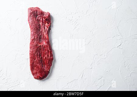 RAW Tri Spitze, unteren Sirloin Steak auf einem weißen Stein Hintergrund Draufsicht Platz für Text Stockfoto