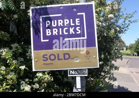 Ein Purple Bricks Estate Agents-Zeichen zeigt an, dass ein Haus in Braintree während der COVID-19 Pandemie und Sperrung verkauft wurde Stockfoto