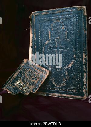 Alte deutsche Familienbibel von 1904, herausgegeben in St. Louis Missouri, USA beim Concordia Verlag. Der Buchrücken hat seinen Ledereinband verloren. Stockfoto