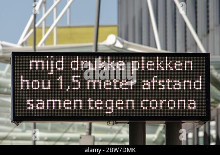 Rotterdam, Niederlande, 21. Mai 2020: Elektronisches Matrixschild mit niederländischem Text 'Menschenmassen vermeiden, 1,5 Meter Abstand halten, gemeinsam gegen Korona' Stockfoto