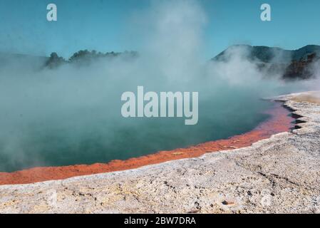 Waiotapu, auch Dinkel Wai-O-Tapu ist ein aktives geothermisches Gebiet am südlichen Ende des Okataina Volcanic Centre. Es liegt 27 Kilometer südlich von Rotorua Stockfoto