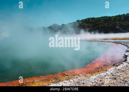 Waiotapu, auch Dinkel Wai-O-Tapu ist ein aktives geothermisches Gebiet am südlichen Ende des Okataina Volcanic Centre. Es liegt 27 Kilometer südlich von Rotorua Stockfoto