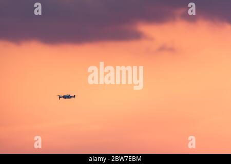 UAV Drohne Copter fliegen mit Digitalkamera.Drohne mit hochauflösender Digitalkamera. Fliegende Kamera Nehmen Sie ein Foto und Video in thailand. Stockfoto